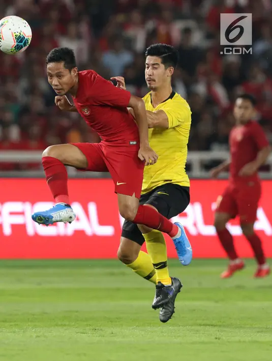Gelandang Timnas Indonesia, Evan Dimas (kiri) berebut bola dengan gelandang Malaysia, Brendan Gan pada laga perdana Grup G Penyisihan Kualifikasi Piala Dunia 2022 zona Asia di Stadion GBK, Jakarta, Kamis (5/9/2019). Indonesia kalah 2-3. (Liputan6.com/Helmi Fithriansyah)