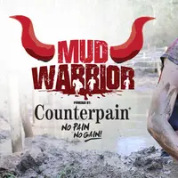 Verrel Bramasta dengan peserta lainnya lakukan olahraga ekstrem di Counterpain Mud Warrior 2 di Yogyakarta