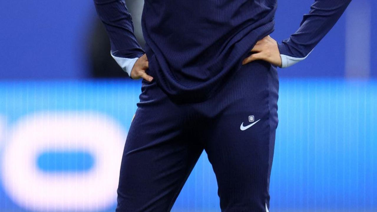 Penampilan terbaru Kylian Mbappe dengan topeng pelindungnya ini menimbulkan spekulasi jika sang pemain siap membela Prancis dalam pertandingan melawan Belanda.&nbsp;Foto: REUTERS/Lisi Niesner