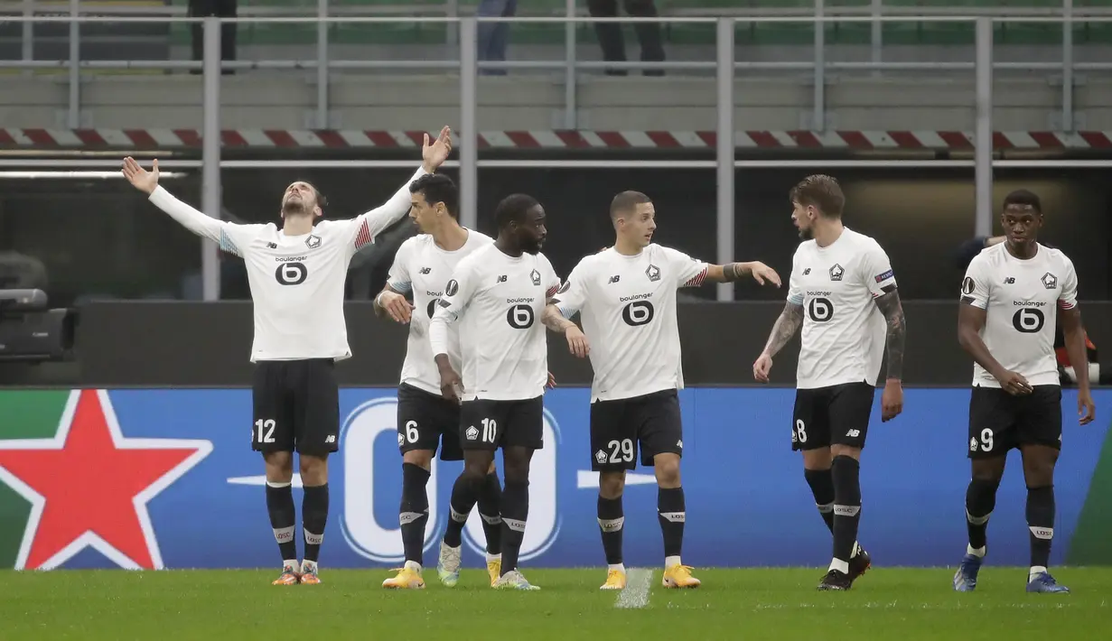 Pemain Lille Yusuf Yazici (kiri) berselebrasi usai mencetak gol ke gawang AC Milan pada pertandingan grup H Liga Europa di Stadion San Siro, di Milan, Italia, Kamis (5/11/2020). Yusuf Yazici mencetak tiga gol di pertandingan ini dan mengantari Lille menang 3-0 atas AC Milan. (AP Photo/Luca Bruno)