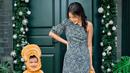 Kali ini, dengan one-shoulder dengan detail mermaid di bagian ujung bawah dress bermotif bunga-bunga kecil dari brand Poise24, Tiffany Soetanto berpose bersama sang buah hati yang mengenakan kostum ginger bread. Foto: Instagram.