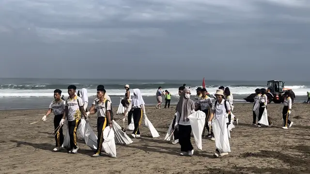 Acara bersih pantai bertema Turn Waste to Waves di Pantai Petitenget, Bali, yang digelar DANA Indonesia, Sabtu (13/6/2026). (Radityo/Liputan6.com)