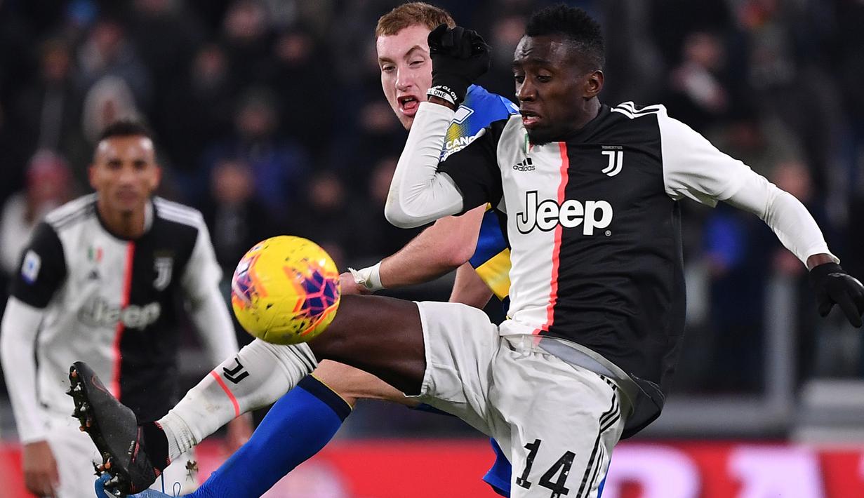 Gelandang Juventus, Blaise Matuidi (kanan) berebut bola  dengan pemain Parma, Dejan Kulusevski pada lanjutan pertandingan Liga Serie A Italia melawan Parma di Stadion Allianz, Minggu (19/1/2020). Menghadapi Parma, Juventus menang 2-1 berkat dua gol Cristiano Ronaldo. (Marco Bertorello / AFP)