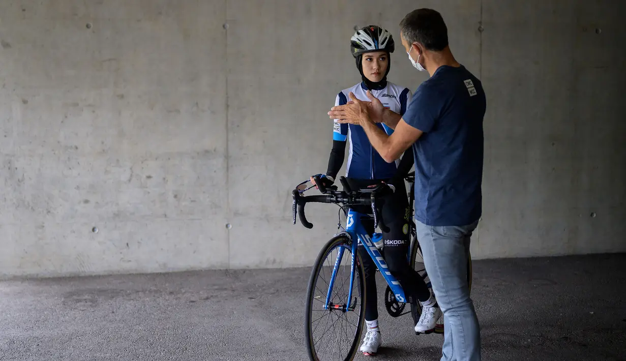Pelatihnya, Jean-Jacques Henry (kanan) menyebut bahwa Ali Zada adalah pembalap sepeda jalan raya putri terbaik yang pernah dihasilkan Afganistan. Dirinya juga terkesan dengan kemajuan pesat sang atlet. (Foto: AFP/Fabrice Cofrini)