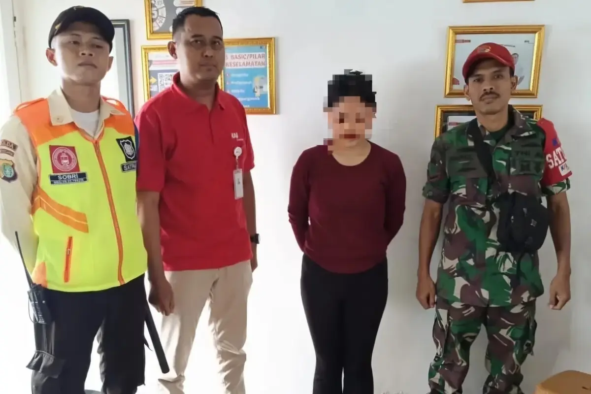 Tersangka sekaligus ibu kandung pembuangan mayat bayi di Stasiun Citayam saat diamankan.