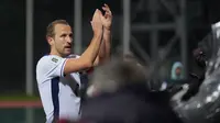 Striker Timnas Inggris, Harry Kane, berterima kasih kepada fans The Three Lions untuk dukungan di Daugava Stadium, Riga, Latvia, saat Inggris menang telak 5-0 atas Latvia, Rabu (15/10/2025) dini hari WIB. Kemenangan ini memastikan Inggris menjadi tim pertama yang lolos ke putaran final Piala Dunia 2026 dari Eropa. (Gints Ivuskans / AFP)