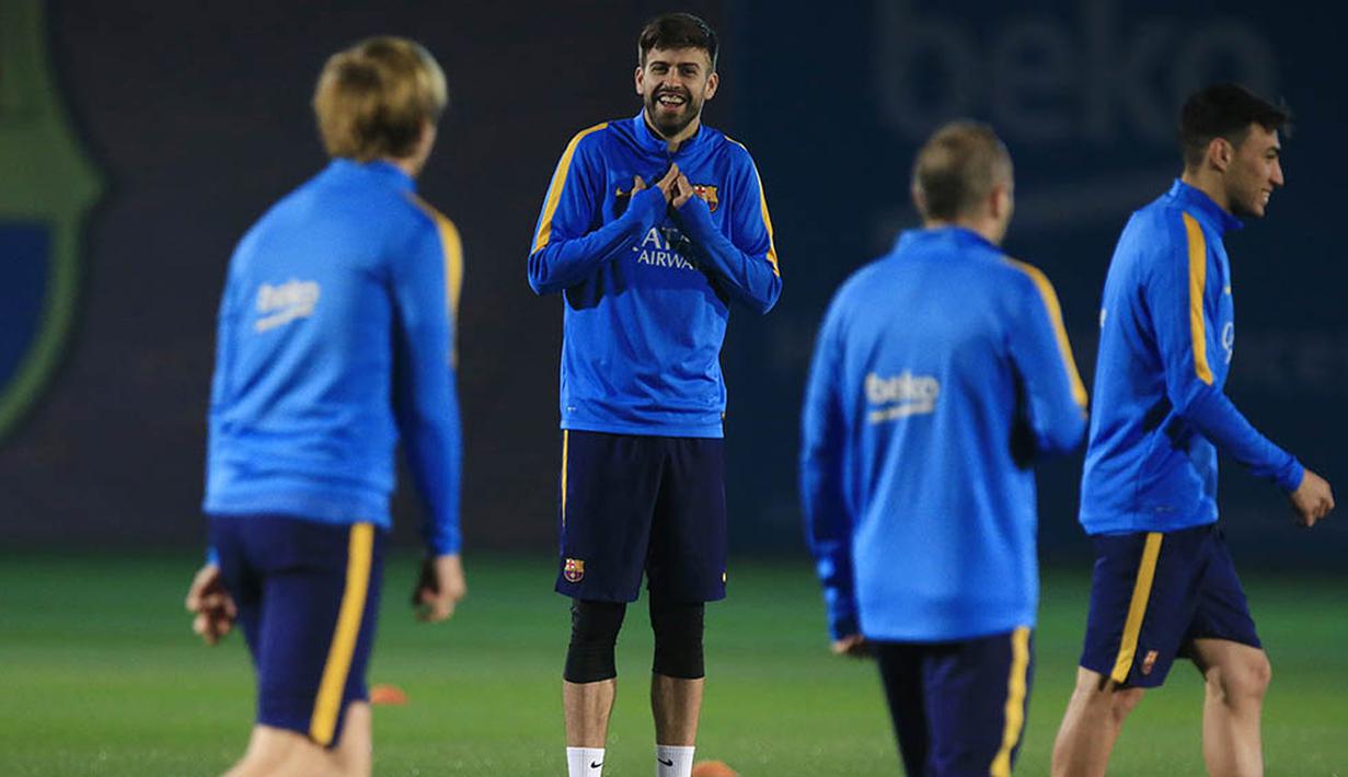Bek Barcelona, Gerard Pique, tertawa saat mengikuti latihan perdana bersama Barcelona. (AFP/Pau Barrena)