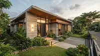 8 Desain Fasad dengan Aksen Beton Ekspos dan Tanaman, Konsep Modern yang Terasa Sejuk Sepanjang Hari