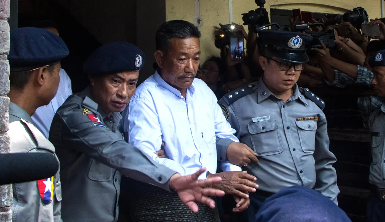 Tersangka pembunuhan pengacara muslim Myanmar Ko Ni,  Kyi Lin usai menjalani sidang putusan pengadilan di Yangon (15/2). Ko Ni terbunuh pada 29 Januari 2017. (AFP Photo/Myo Kyaw Soe)