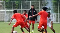 Pemain Persija Jakarta berlatih jelang laga kontra Arema Cronus di Malang, Jumat (27/11/2015), pada ajang Piala Jenderal Sudirman 2015. (Liputan6.com/Rana Adwa)