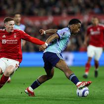 Gelandang Nottingham Forest asal Skotlandia Elliot Anderson (kiri) berebut bola dengan bek Arsenal asal Belanda Jurrien Timber selama pertandingan sepak bola Liga Primer Inggris antara Nottingham Forest dan Arsenal di The City Ground di Nottingham, Inggris bagian tengah, pada 26 Februari 2025.