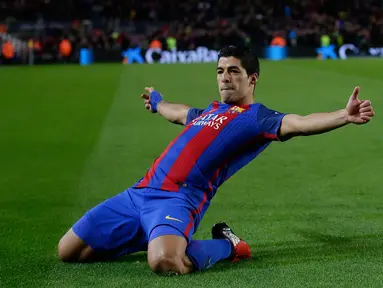 Penyerang Barcelona, Luis Suarez melakukan selebrasi usai mencetak gol ke gawang Athletic Bilbao di laga Piala Raja, Camp Nou, Barcelona, Kamis (12/1). Barcelona menang 3-1 atas Bilbao. (AP/Manu Fernandez)