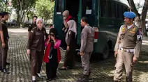 Aksi Bermesraan di TikTok Berakhir dengan Hukuman Cambuk