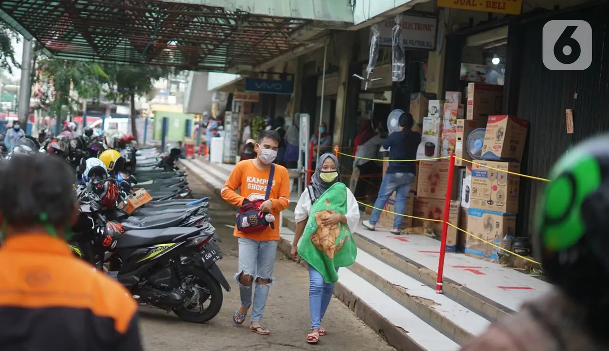 Warga mengenakan masker saat beraktivitas di sekitar Pasar Minggu yang kembali buka setelah penutupan selama tiga hari, Jakarta, Selasa (23/6/2020). Sebelumnya, Pasar Minggu ditutup sementara setelah tiga pedagang dinyatakan positif COVID-19. (Liputan6.com/Immanuel Antonius)