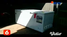 Seorang produsen ayam tiren atau ayam yang sudah jadi bangkai, diringkus aparat Polres Mojokerto, Jawa Timur. Meski mengaku baru 1 bulan menjalankan usahanya. Pelaku bisa menjual 2 kuintal ayam tiren kepada para pedagang ayam, dalam bentuk potongan d...