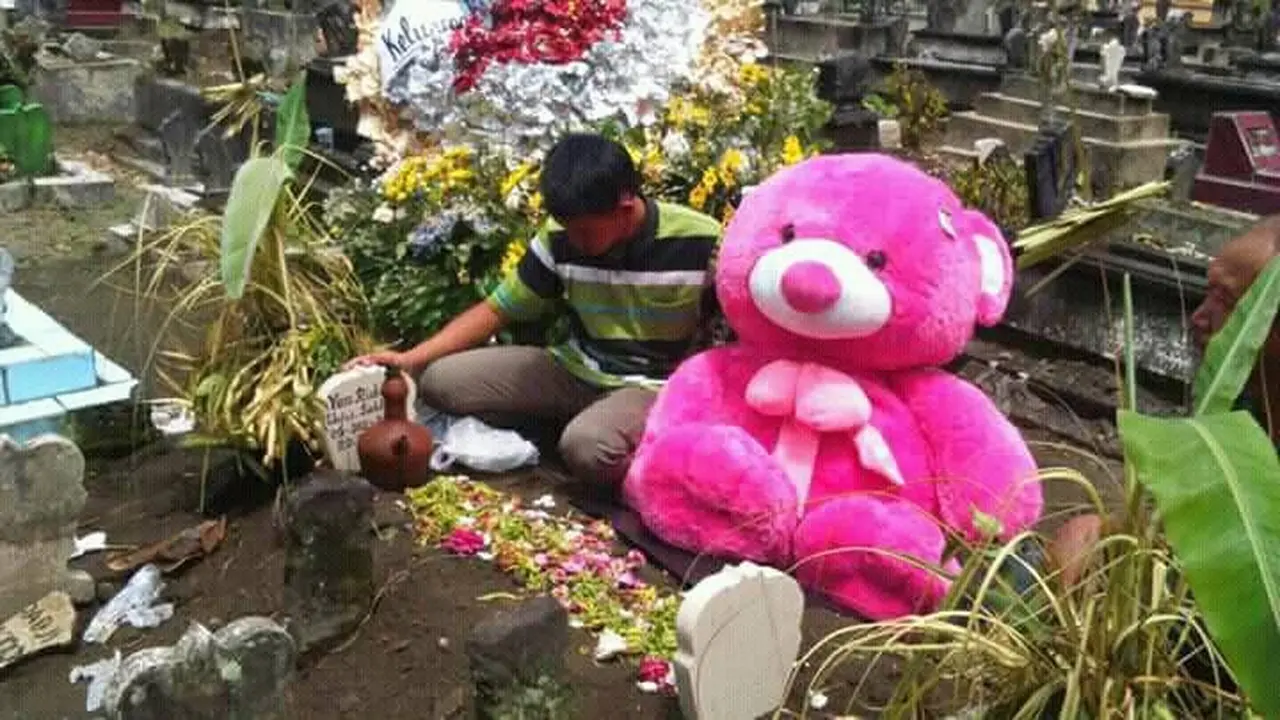 Cerita Sedih Dibalik Pemuda Bawa Boneka Beruang Ke Makam Kekasih