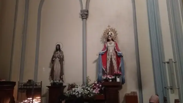 Bunda Maria dengan pakaian kebaya dan lambang garuda di dada.