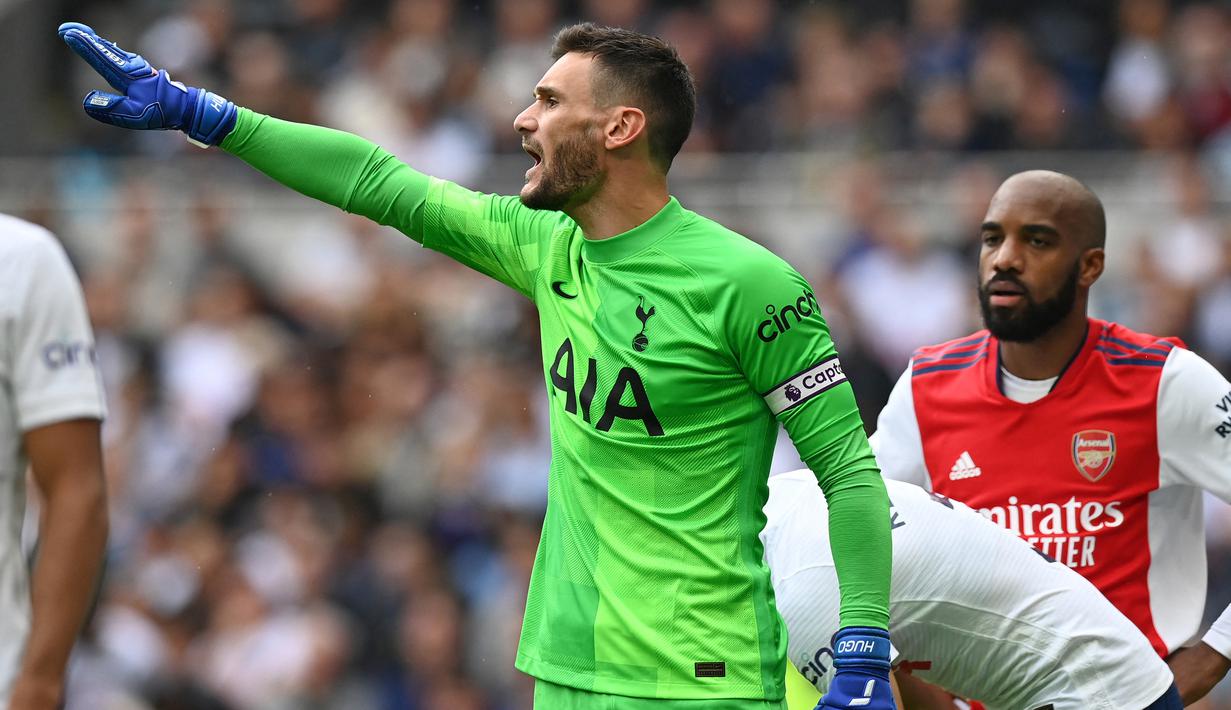Hugo Lloris. Kiper berusia 34 tahun ini mulai menjabat kapten tim Tottenham Hotspur sejak 2015/2016 menggantikan Younes Kaboul yang hijrah ke Sunderland. Debut kaptennya berhasil membawa The Lily White selalu finish di 4 Besar Premier League selama 4 musim berurutan. (Foto: AFP/Glyn Kirk)