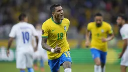 Raphinha akhirnya benar-benar membuat Brasil unggul 1-0 pada menit ke-28. Gol dicetak lewat sepakan kaki kiri usai menerima umpan Marquinhos. (AP/Andre Penner)