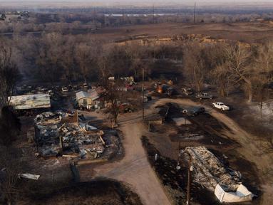 Kerusakan terlihat pada sebuah rumah yang terbakar akibat Kebakaran Smokehouse Creek, Rabu, 28 Februari 2024, di Canadian, Texas. (AP Photo/Julio Cortez)