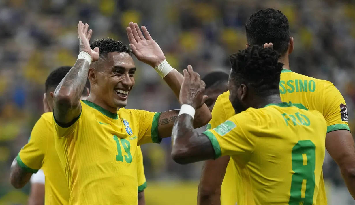 Delapan menit berselang Brasil menggandakan keunggulan menjadi 2-0 melaui Raphinha. Ia berhasil memanfaatkan bola muntah hasil tendangan Neymar yang gagal ditangkap sempurna Fernando Muslera. (AP/Andre Penner)