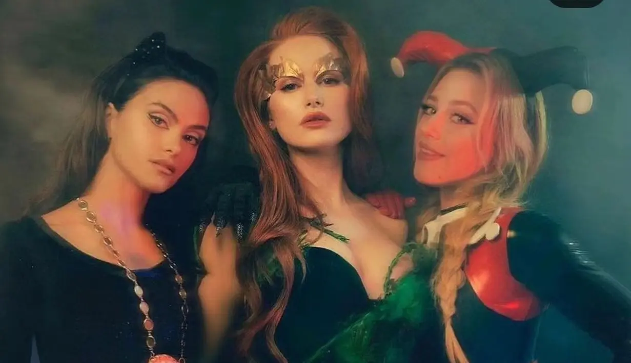 The Riverdale Girls, yang terdiri dari Lili Reinhart, Madeleine Petsch, dan Camilla Mendes kembali tampil sempurna di Halloween tahun ini. Lili Reinhart sebagai Harley Quinn, Madeleine Petsch sebagai Poison Ivy, dan Camilla Mendes sebagai Cat Woman. [Foto: Instagram/lilireinhart]