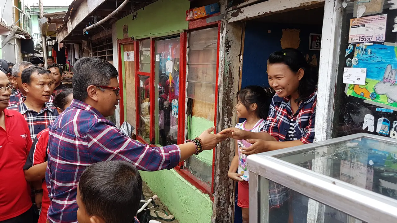 Bagikan Baju Kotak-Kotak, Sekjen PDIP Kampanyekan Ahok-Djarot