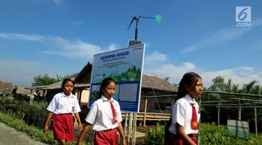 Sejumlah siswa beraktivitas di Desa Kampung Laut Kabupaten Cilacap, Kamis (8/2). CSR Pertamina (RU) IV Cilacap membuat 15 kincir angin di desa ini. (Liputan6.com/JohanTallo)