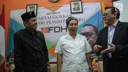 Ketua DPD I Partai Golkar Provinsi Jabar Dedi Mulyadi (kiri), Ketua DPD I Partai Golkar Provinsi Jateng Wisnu Suhardono (tengah) dan Ketum PPK Kosgoro 1957 HR Agung Laksono berbincang sebelum berdiskusi, Jakarta, Rabu (22/11). (Liputan6.com/Faizal Fanani)