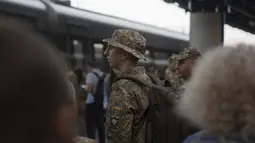 Di antara ratusan kereta yang hilir mudik di jalur kereta api Ukraina setiap hari, kereta Kyiv-Kramatorsk tampak berbeda dari yang lainnya, diselimuti keheningan saat para penumpang menantikan tujuan mereka. (AP Photo/Hanna Arhirova)