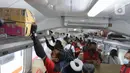 Sejumlah calon penumpang berada di dalam kereta Airlangga di Stasiun Pasar Senen, Jakarta, Minggu (10/4/2022). PT KAI Daop 1 telah membuka pelayanan kereta api jarak jauh sebanyak 22 perjalanan dengan kapasitas penumpang 100 persen. (Liputan6.com/Herman Zakharia)
