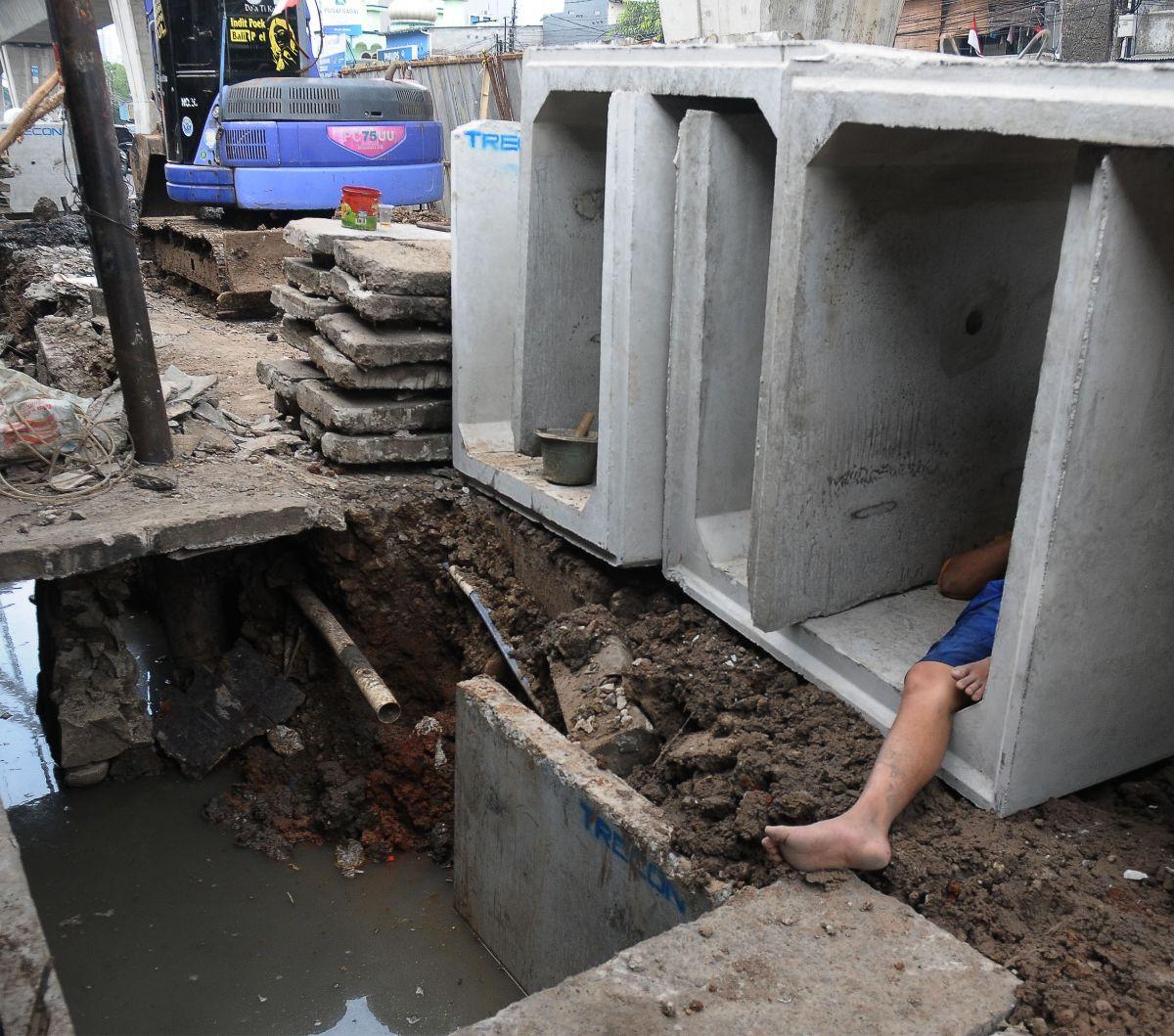 Saat ini pengerjaan sistem drainase tersebut sedang dipercepat&nbsp;proses penyelesaiannya guna mengantisipasi ancaman banjir yang dapat melanda kawasan tersebut di saat musim hujan.