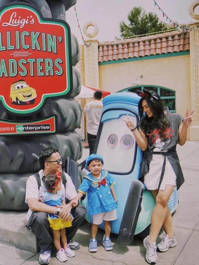 11 Potret Liburan Keluarga Arief Muhammad ke US, Rayakan Ulang Tahun Baim di Disneyland