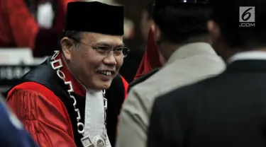 Hakim Konstitusi Aswanto menerima ucapan selamat usai dilantik sebagai Wakil Ketua Mahkamah Konstitusi (MK) di Gedung Mahkamah Konstitusi, Jakarta, Selasa (26/3). Aswanto terpilih sebagai Wakil Ketua MK periode 2019-2021 lewat mekanisme pemungutan suara. (merdeka.com/ Iqbal S. Nugroho)