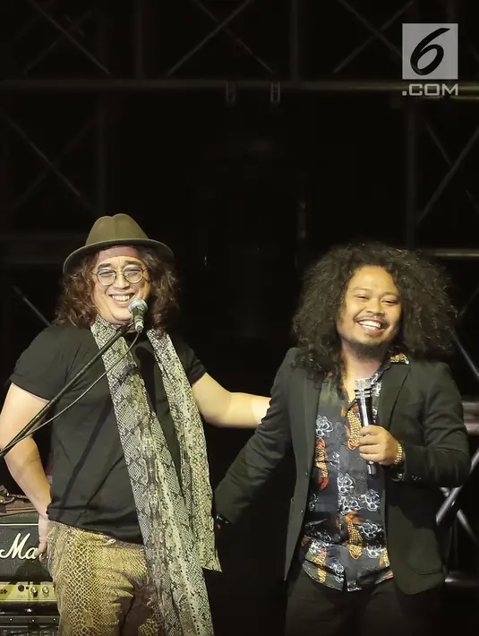 Grup band KLa Project tampil berkolaborasi dengan Is 'Pusakata' dalam konser bertajuk Karunia Semesta di JCC Plennary Hall, Jakarta Pusat, Rabu (5/12). Konser dihelat untuk merayakan 30 tahun perjalanan karier mereka. (New Fimela/Bambang Eros)