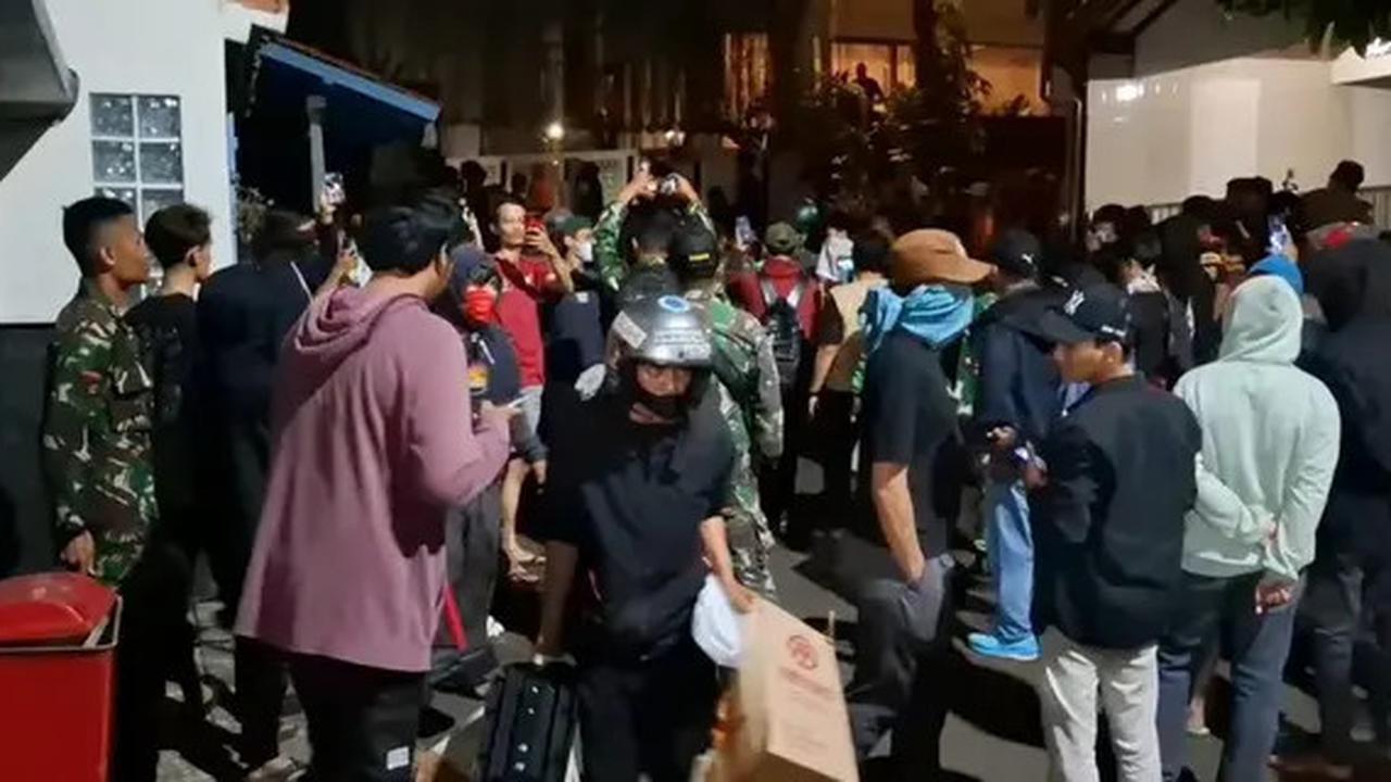 VIDEO: Momen Dua Pemuda Mullet Tiba-Tiba ke Rumah Sri Mulyani Kembalikan Jarahan