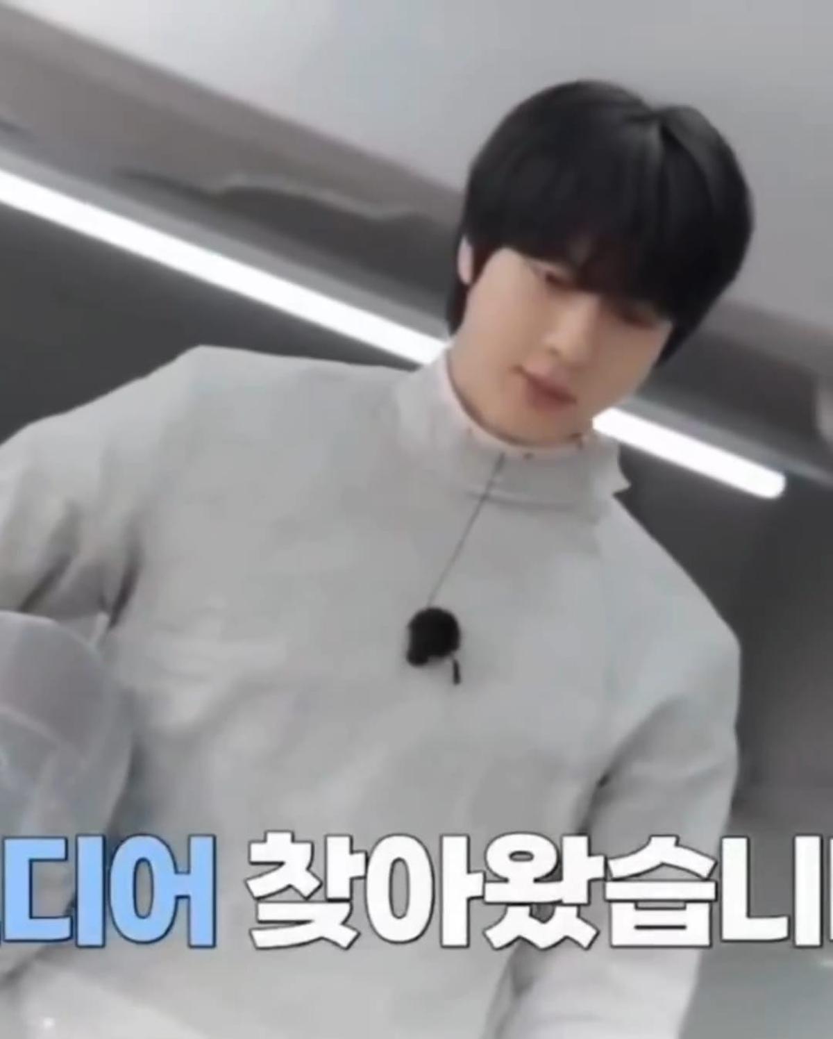 Potret Jin BTS Pakai Kostum Anggar, Visualnya Gantengnya Bikin Kepincut