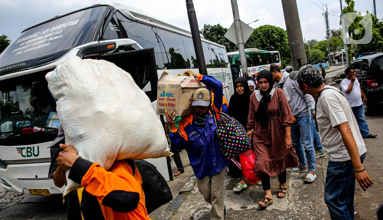 Yulza mengimbau kepada penumpang yang tiba dinihari bila masih lelah, letih, atau belum dijemput keluarganya lebih baik beristirahat sejenak di area ruang tunggu sampai pagi hari. (Liputan6.com/Faizal Fanani)