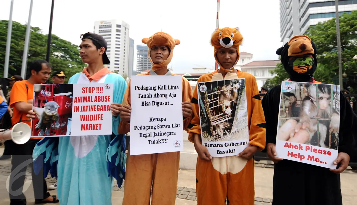 Aktivitis membentang poster saat melakukan aksi di depan Gedung Balai Kota, Jakarta, Kamis (13/10). Aktivitis menyoroti aktivitas pasar satwa liar Jatinegara seringkali membuat kemacetan dan membuat kotor trotoar. (Liputan6.com/Helmi Fithriansyah)
