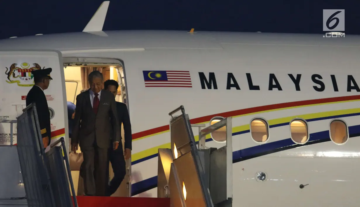 PM Malaysia Mahathir Mohamad tiba di Bandara Halim Perdanakusuma, Jakarta, Kamis (28/6). Ini adalah kunjungan bilateral Mahathir Mohamad yang pertama setelah menjadi PM Malaysia untuk kedua kalinya pada 10 Mei 2018. (Liputan6.com/Angga Yuniar)