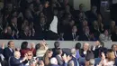 Pemain Real Madrid, Vinicius Jr melambaikan tangan kepada penonton saat laga lanjutan Liga Spanyol 2022/2023 antara Real Madrid melawan Rayo Vallecano pada Kamis (25/05/2023) dini hari WIB. Los Blancos memberikan aksi solidaritas sebelum laga tersebut setelah pemain Brasil itu menjadi korban rasisme pada Minggu (21/05/2023) lalu. (AP Photo/Manu Fernandez)