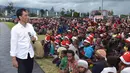 Presiden Joko Widodo (Jokowi) memberikan kata sambutan saat bertemu masyarakat kawasan Pegunungan Tengah Papua di Stadion Mini Pendidikan, Distrik Wamena, Kabupaten Jayawijaya‎, Rabu (30/12). (Rumgapres)