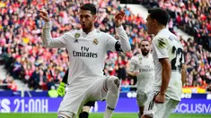 Bek Real Madrid, Sergio Ramos (kiri) berselebrasi usai mencetak gol ke gawang Atletico de Madrid pada pertandingan lanjutan La Liga Spanyol di stadion Wanda Metropolitano (9/2). Real Madrid menang 3-1 atas Atletico. (AFP Photo/Gabriel Bouys)