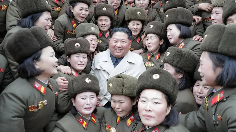 Kim Jong Un bertemu tentara wanita di garis depan Korea Utara.