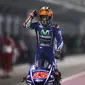 Pembalap Movistar Yamaha MotoGP, Maverick Vinales, melakukan selebrasi di atas motornya setelah berhasil finis pertama pada balapan MotoGP Qatar di Sirkuit Losail, Minggu (26/3). Vinales mengalahkan Andrea Dovizioso dan Valentino Rossi. (Karim JAAFAR/AFP)