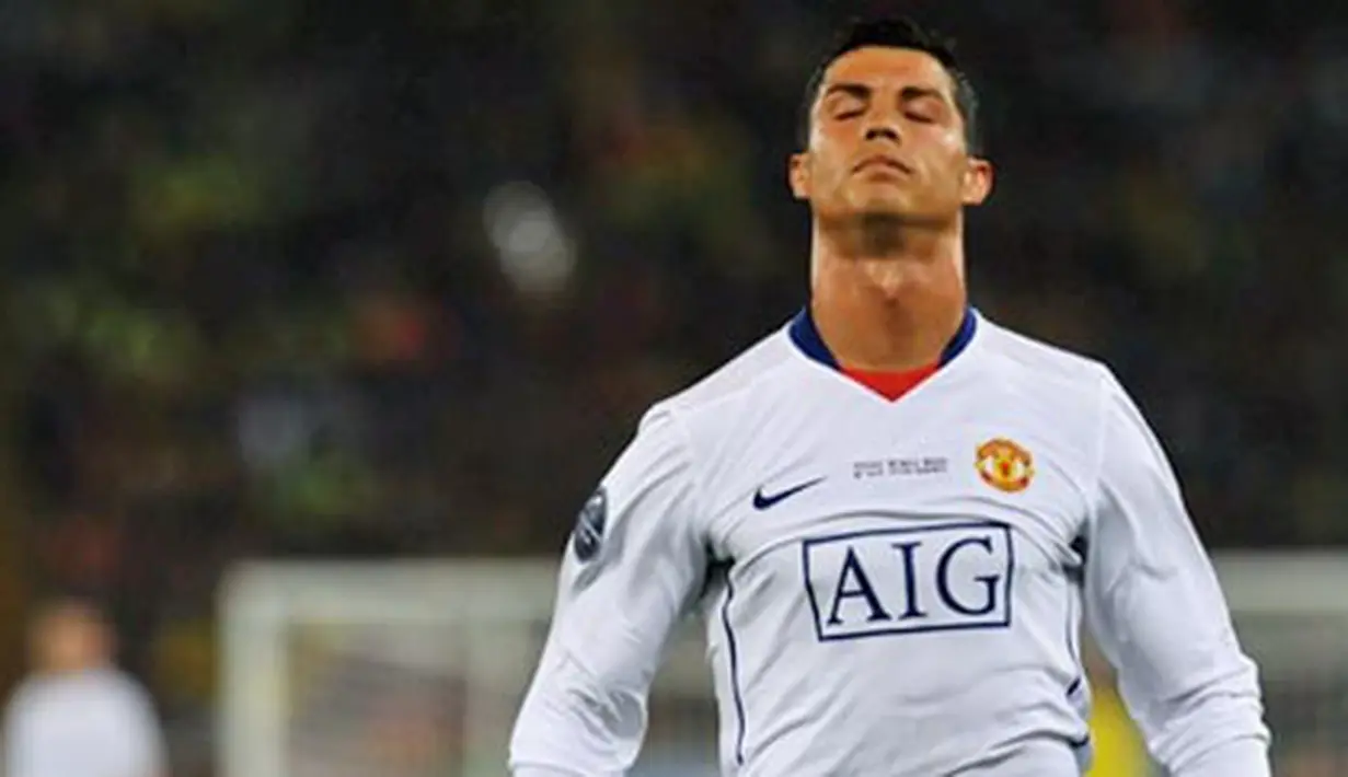 Manchester United's Portuguese forward Cristiano Ronaldo fails to stop a ball which leaves the pitch during the final of the UEFA Champions League against FC Barcelona on May 27, 2009 at Olympic Stadium in Rome. AFP PHOTO/CARL DE SOUZA
