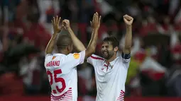 Pemain Sevilla,  Mariano Ferreira (kiri) dan rekannya Coke  merayakan kemenangan timnya atas Shakhtar Donetsk pada laga leg kedua semifinal Liga Europa di Stadion Ramon Sanchez Pizjuan, Sevilla Jumat (6/5/2016) dini hari WIB. (AFP/Jorge Guerrero)