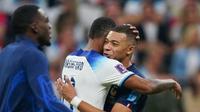 Marcus Rashford (kiri) dan Kylian Mbappe saling berpelukan usai laga timnas Inggris tumbang dari Prancis di perempat final Piala Dunia 2022. (Getty Images/Jam Media)