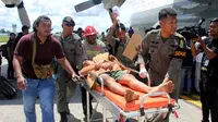 Korban selamat dari serangan Kelompok Kriminal Bersenjata (KKB) tiba di bandara di Timika, Papua, Kamis (6/12). Hingga hari ini, TNI-Polri telah menemukan 16 jenazah yang diduga merupakan pekerja PT Istaka Karya. (AP Photo/Mujiono)
