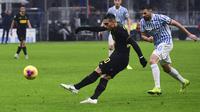 Aksi Lautaro Martinez saat Inter Milan berhadapan dengan SPAL. (AFP/Miguel Medina)